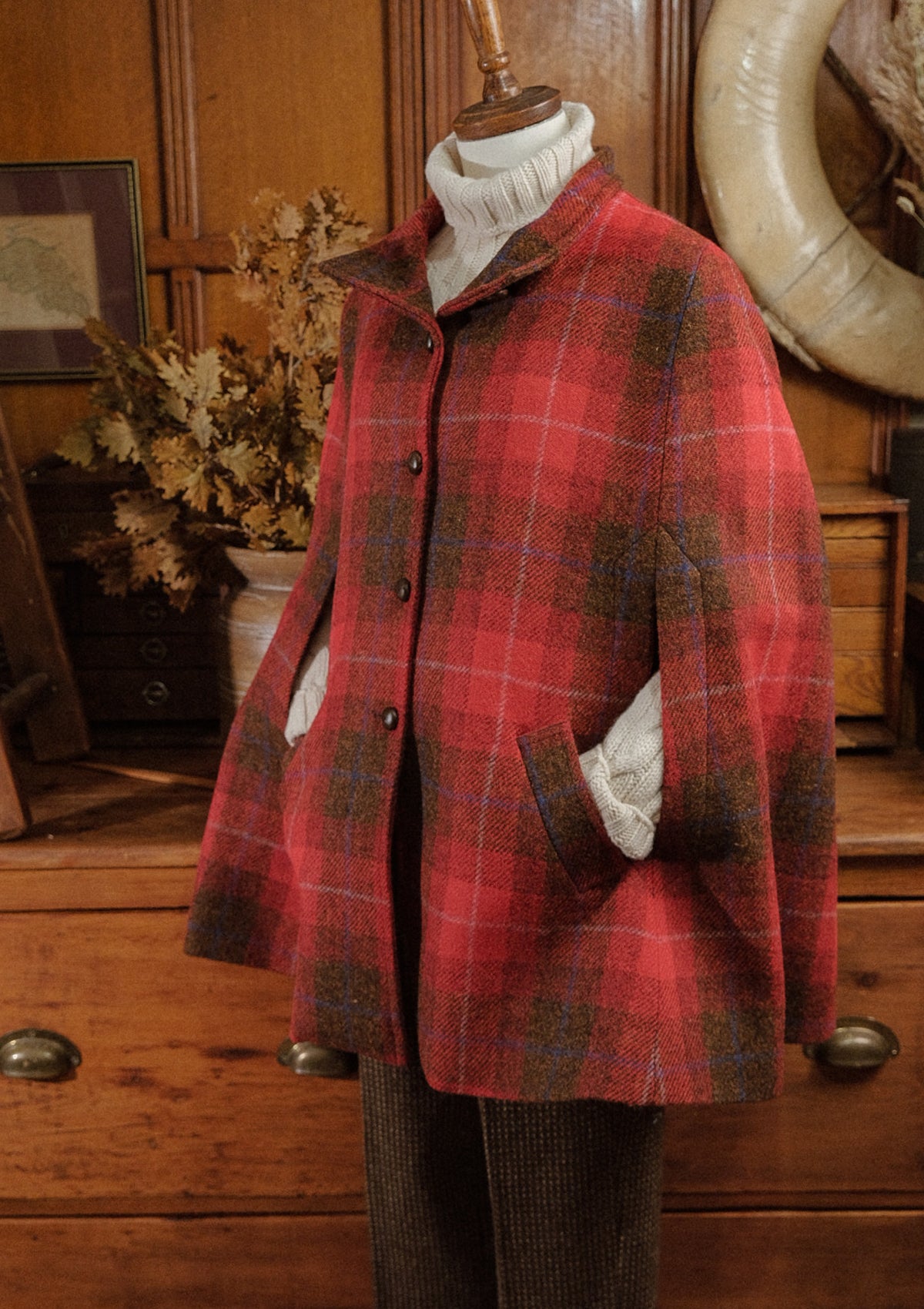 Ladies Amélie Harris Tweed Cape - Red Tartan – Thomas Farthing London